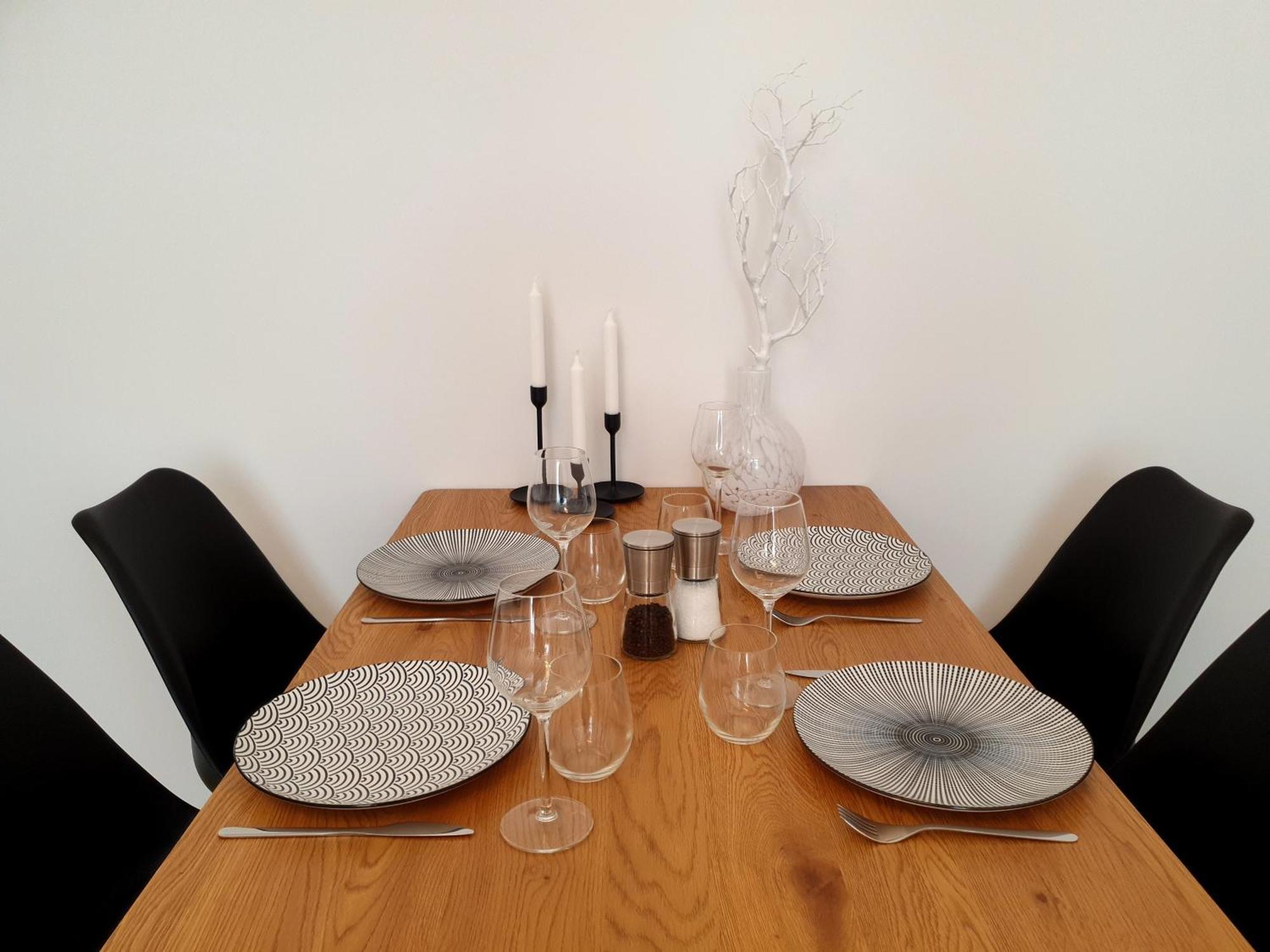 Ferienwohnungen Am Theater: Modern Central Apartments with Kitchen and Netflix Cottbus Room photo